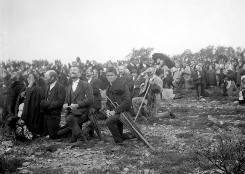 Historical photograph of the crowd gathered at Cova da Iria for the fifth apparition of Our Lady of Fatima