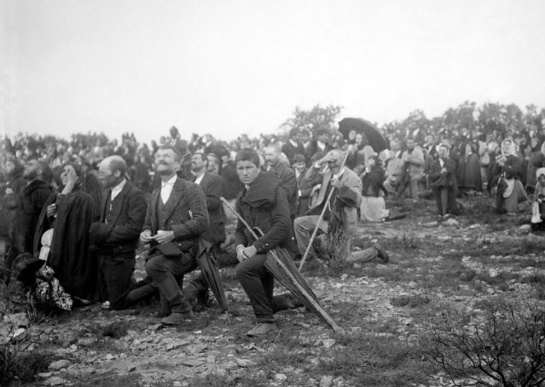 Crowd of pilgrims at the Cova da Iria, Fatima, in 1917