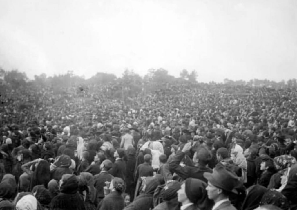 Historical photograph of the crowd at Cova da Iria witnessing the Miracle of the Sun during the sixth apparition of Our Lady of Fatima