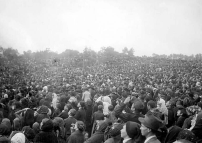 Crowd gathered at Fatima on October 13, 1917, the day of the Miracle of the Sun