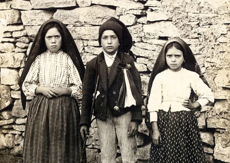 Lucia, Francisco, and Jacinta, the three shepherd children who witnessed the Fatima apparitions